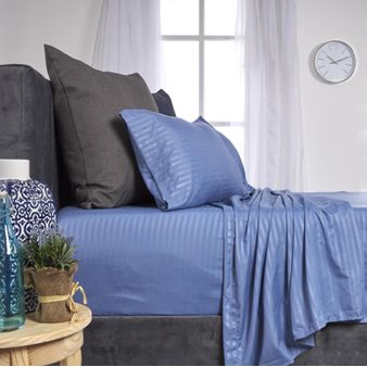 Juego-de-sabanas-embosadas-en-tela-satin-1-cm-azul-denim