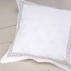 COJIN-BORDADO-ALG-200H-65X65CM-GEO-TAUPE-BR