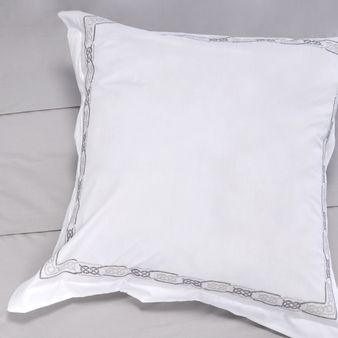COJIN-BORDADO-ALG-200H-65X65CM-ROPE-GRIS-BR