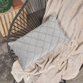 COJIN-VELVET-30-50-CM-DRAPEADO-GRIS-CLARO