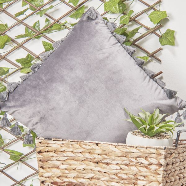 FORRO-COJIN-VELVET-45-45-CM-MINI-BORLA-GRIS-OSCURO