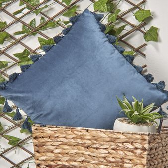 FORRO-COJIN-VELVET-45-45-CM-MINI-BORLA-AZUL-PETROLEO