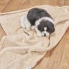 COBIJA-MASCOTAS-FLANNEL-EMBOZADA-70-90-HUESITOS-TAUPE-MEDIO