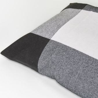 COJIN-TIPO-CACHEMIR-50X50-ESCOCES-NEGRO