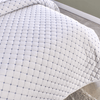 CUBRECAMA-BORDADO-REVER-EXTRADOBLE-JANOS-BLANCO-GRIS-NIEVE-7702997704062