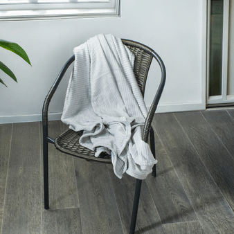 MANTA-FLANNEL-JACQUARD-130x170-LINEAS-GRIS-NIEVE